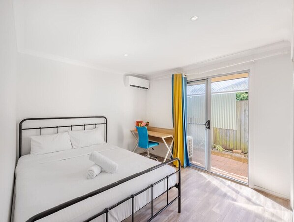 1 bedroom, desk, WiFi, bed sheets