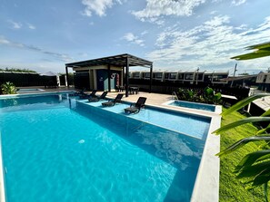 Una piscina al aire libre