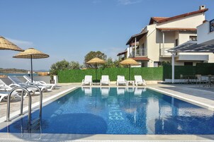 Una piscina al aire libre