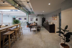 Breakfast area - C'HOUSE Bangkok (Bangkok)