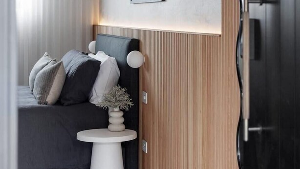 A modern bedroom with a bed, bedside table, and a framed artwork on the wall. - The Lodge - Room 2 - Luxury Central private Rooms, Free wifi (Mount Gambier)
