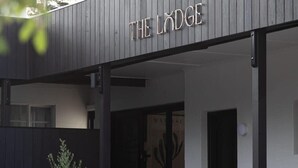 A modern building with a sign reading "THE LIDGE". - The Lodge - Room 2 - Luxury Central private Rooms, Free wifi (Mount Gambier)