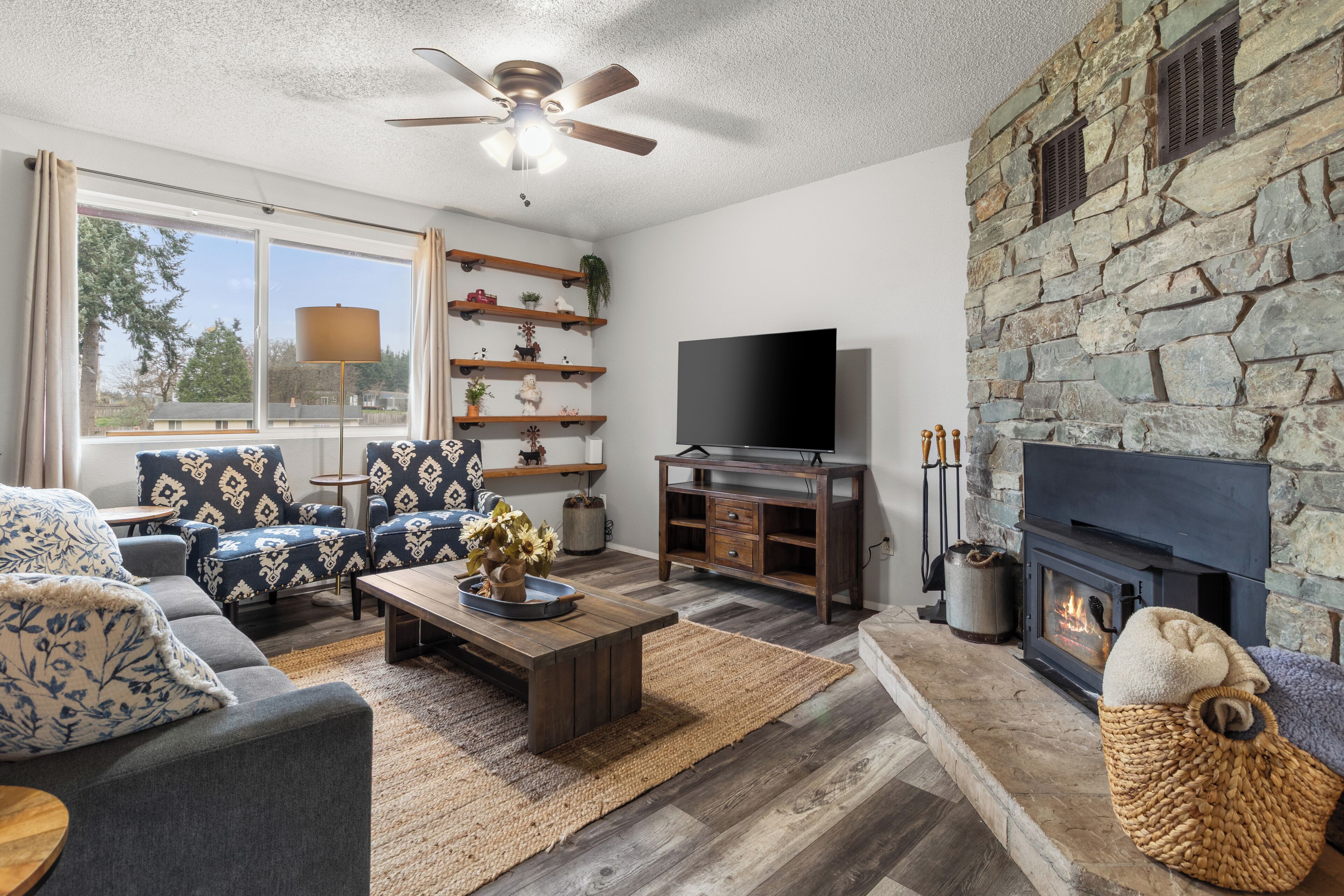 Smart TV, chimenea y oficina 