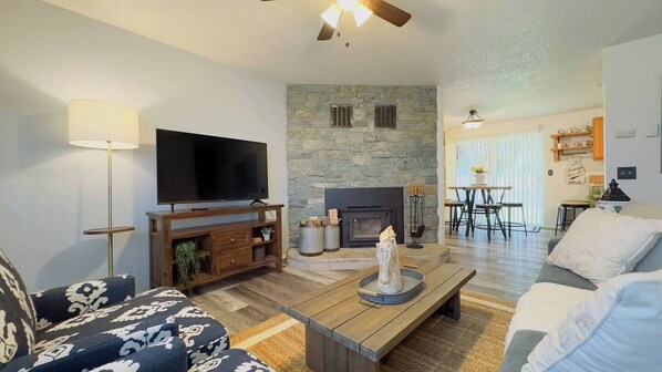 TV connectée, cheminée, espaces bureaux