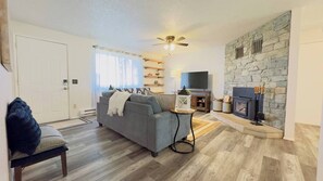 TV connectée, cheminée, espaces bureaux