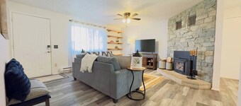 Red Robin Farmhouse - Pet Friendly - Fenced Yard