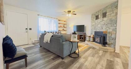 Red Robin Farmhouse - Pet Friendly - Fenced Yard