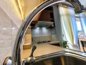 Kjøleskap, mikrobølgeovn, kokeplater og kjøkkenutstyr