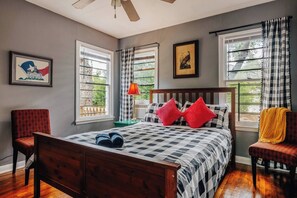 2 bedrooms, desk, iron/ironing board, travel crib - Cozy Winter Creekside ❤️ Near UT | Walk to Events & Concerts🎶 (austin)