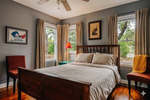 2 slaapkamers, een bureau, een strijkplank/strijkijzer, reisbedje