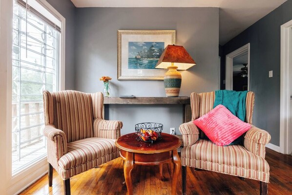 Téléviseur connecté, livres, sélection de musique, bureau