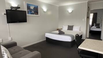 2 habitaciones, escritorio y espacio para trabajar con laptop