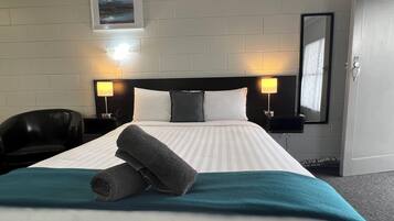 2 habitaciones, escritorio y espacio para trabajar con laptop