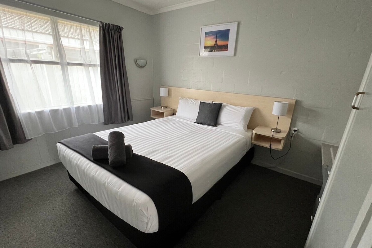 Deluxe Apartment, 1 Bedroom, Non Smoking, Private Bathroom | 2 bedrooms, desk, laptop workspace, blackout curtains