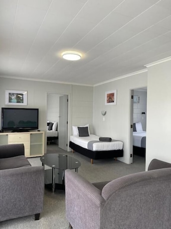 Family Apartment, 2 Bedrooms, Non Smoking, Private Bathroom | Living area. Kensington Motel