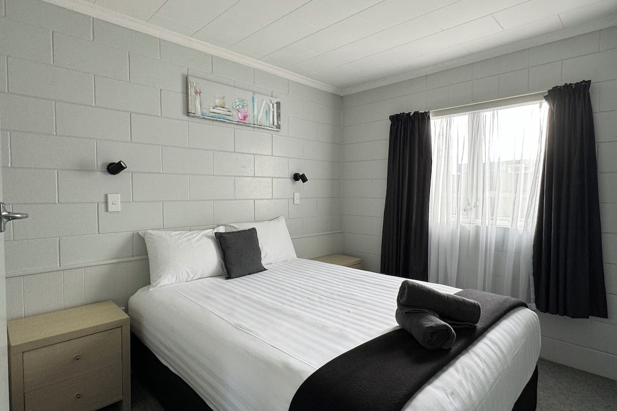 Family Apartment, 2 Bedrooms, Non Smoking, Private Bathroom | 2 bedrooms, desk, laptop workspace, blackout curtains