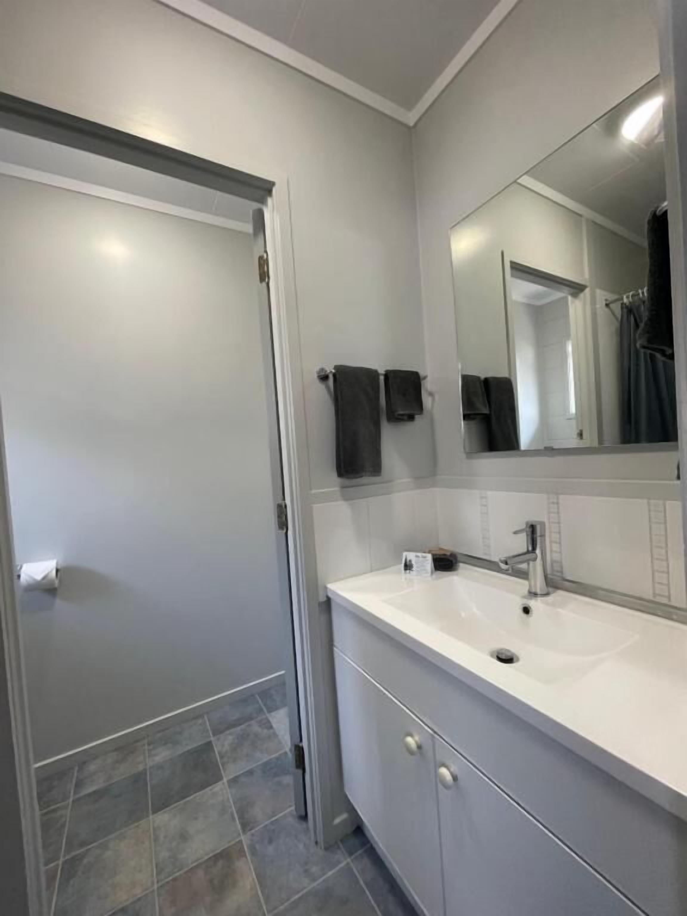 Studio dành cho gia đình, không hút thuốc, phòng tắm riêng | Phòng tắm | Buồng tắm vòi sen, máy sấy tóc, khăn tắm, dầu gội 