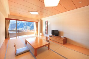 Kamer, niet-roken, uitzicht op zee (Main Building, Japanese Style) | Een kluis op de kamer, een bureau, verduisterende gordijnen, gratis wifi