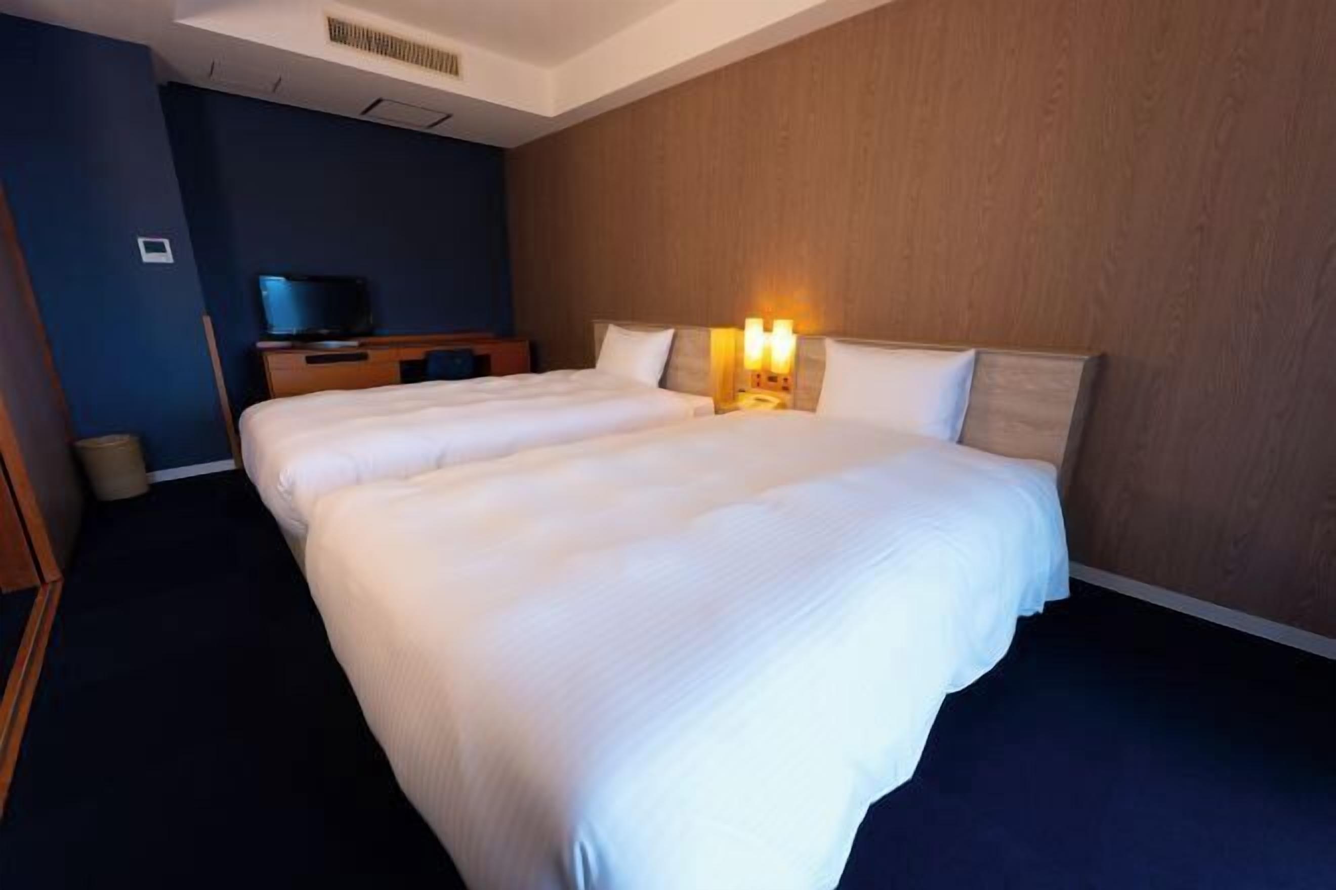 Safe på rommet, skrivebord, blendingsgardiner og wi-fi (inkludert)