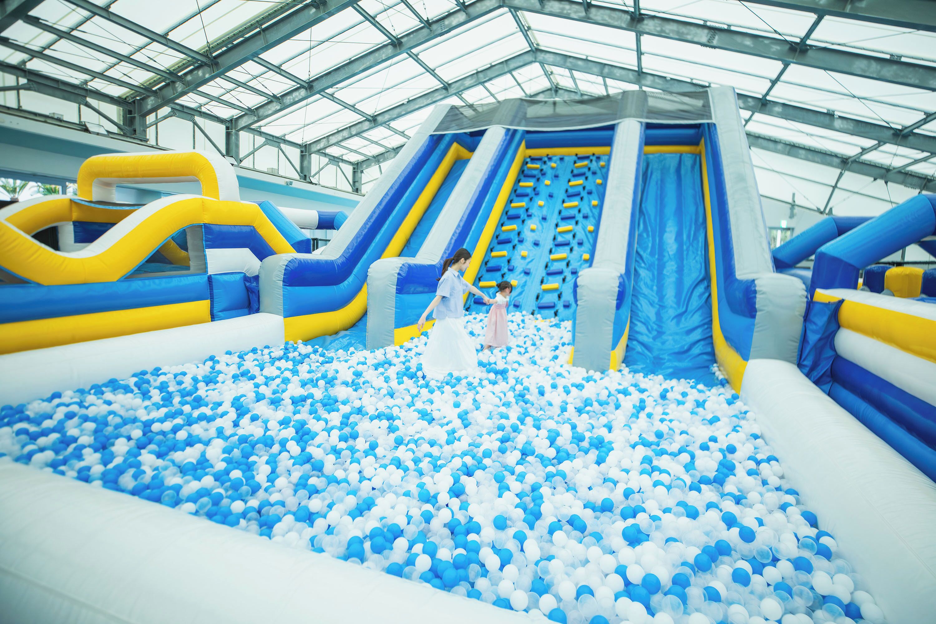 Área de juegos infantiles bajo techo