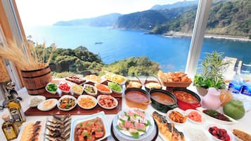 Daily buffet breakfast (JPY 3025 per person)