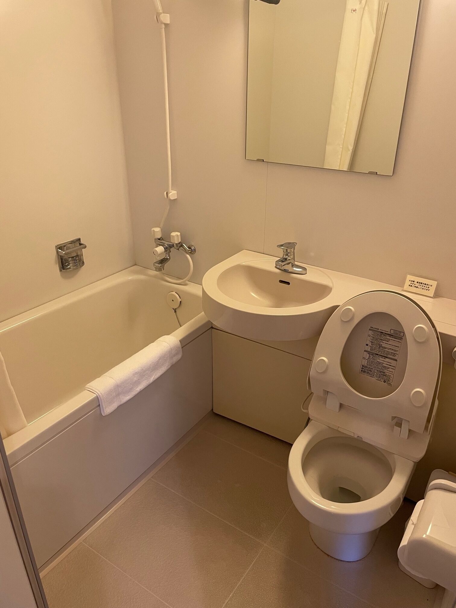 Egy fürdőszoba, amelyben kád, mosdókagyló és WC található.