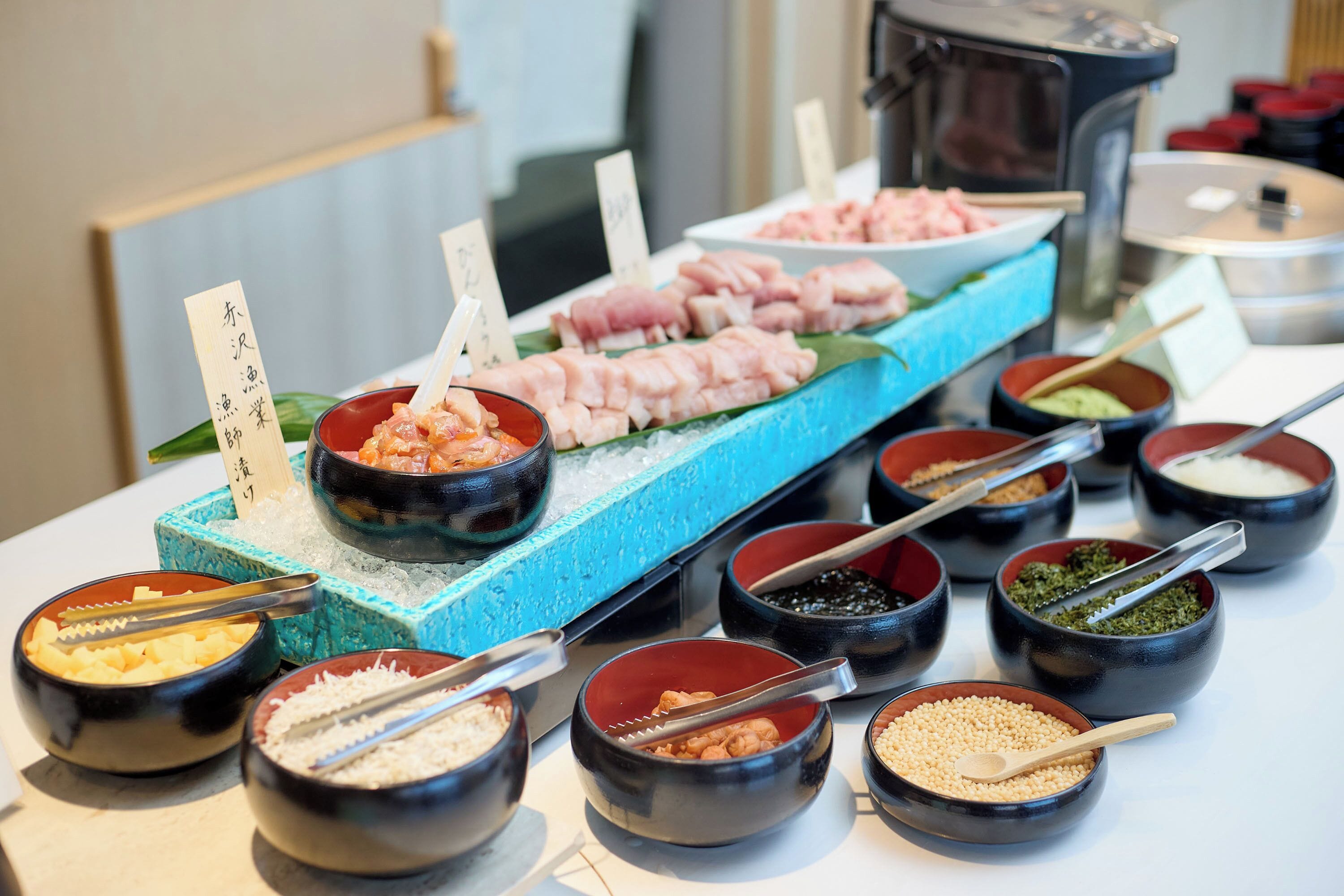 Ein reichhaltiges Buffet mit verschiedenen Speisen und Beilagen.