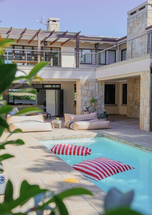 A heated pool - Seaside Retreat In Hermanus On Cliff path.  Equipped with solar inverter system (Hermanus)