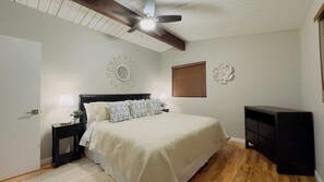 3 habitaciones, escritorio y tabla de planchar con plancha 