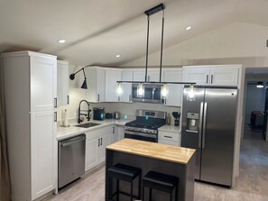 Mikrowelle, Ofen, Herdplatte, Geschirrspüler