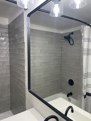 Douche, séchoir à cheveux, serviettes fournies, savon