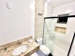 Douche, séchoir à cheveux, bidet, serviettes fournies
