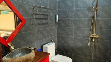 Bungalow Mewah | Kamar mandi | Perlengkapan mandi gratis, pengering rambut, dan sandal