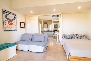 2 bedrooms, iron/ironing board, WiFi