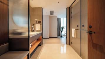 Signature-Doppelzimmer zur Einzelnutzung, Nichtraucher, Stadtblick | Badezimmer | Designer-Toilettenartikel, Haartrockner, Hausschuhe, Handtücher