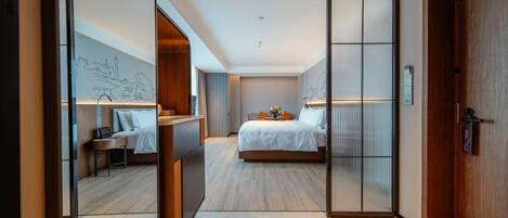 Habitación empresarial doble de uso individual | Área de sala de estar | Smart TV y bocina smart