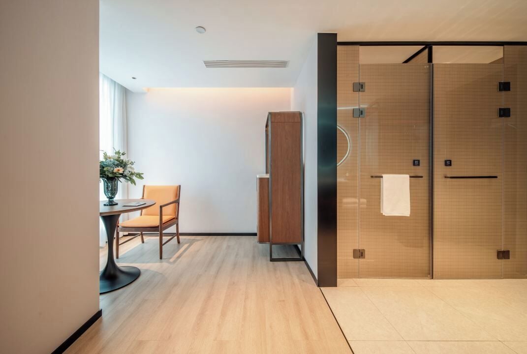 Habitación doble Prestigio de uso individual, para no fumadores, vista a la ciudad | Baño | Amenidades de baño de diseñador, secadora de cabello, pantuflas 