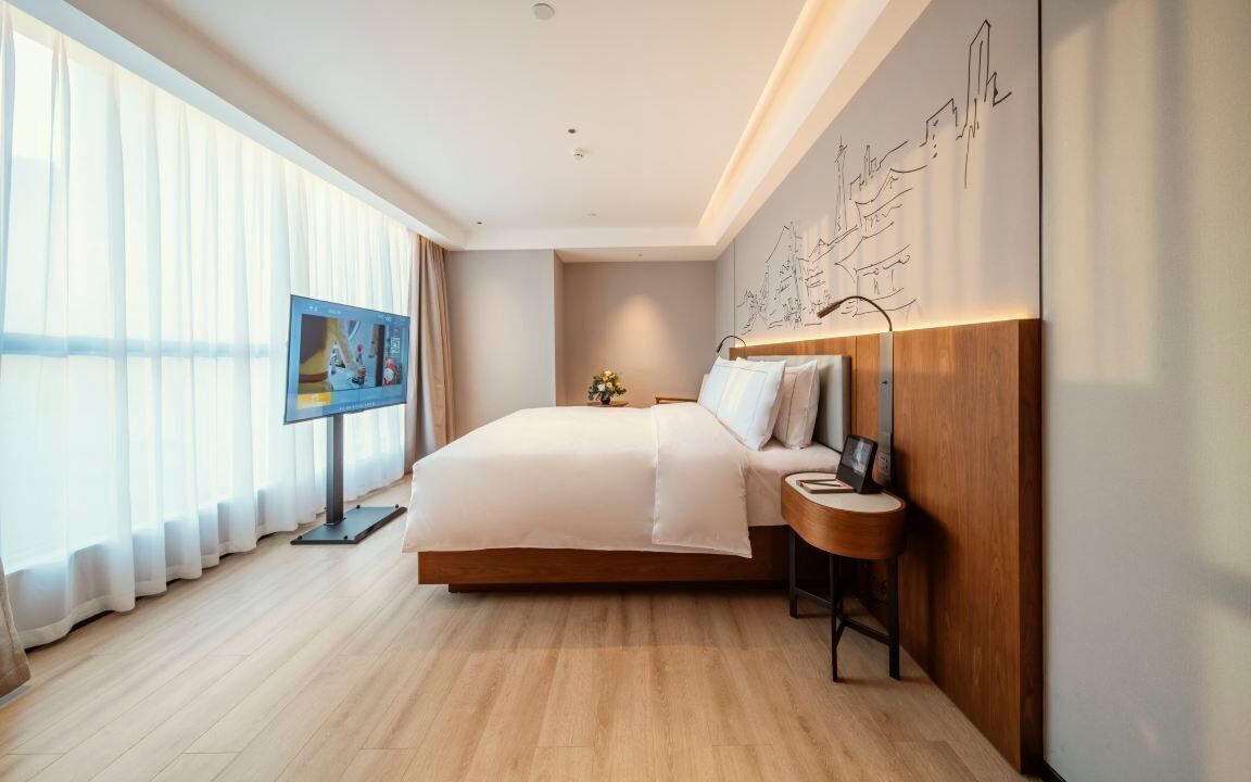 Business Deluxe King | Free minibar items, in-room safe, laptop workspace, blackout drapes