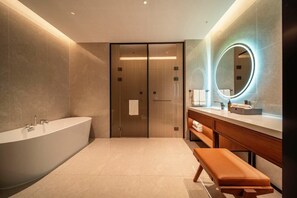 Chambre Double Luxe pour 1 personne, non-fumeurs, vue ville | Salle de bain | Articles de toilette de luxe, sèche-cheveux, chaussons