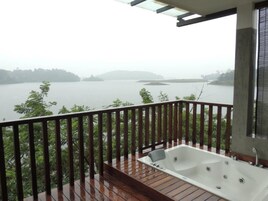 Honeymoon Villa | Balcony