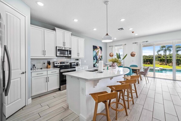 Fridge, microwave, oven, stovetop - Modern Family Villa Close To Disney With Private Pool (Kissimmee)