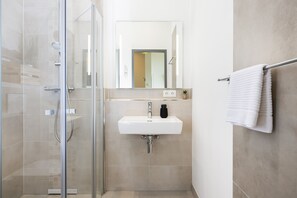Douche, sèche-cheveux, serviettes fournies, savon