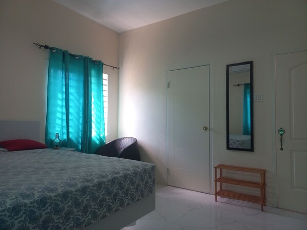 1 habitación, tabla de planchar con plancha, wifi y ropa de cama