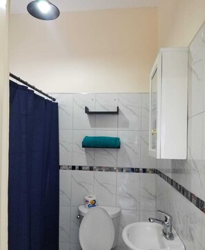 Toallas, jabón, papel de baño