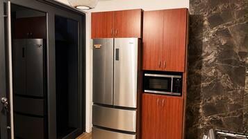 Coffee/tea maker, fridge, microwave, oven