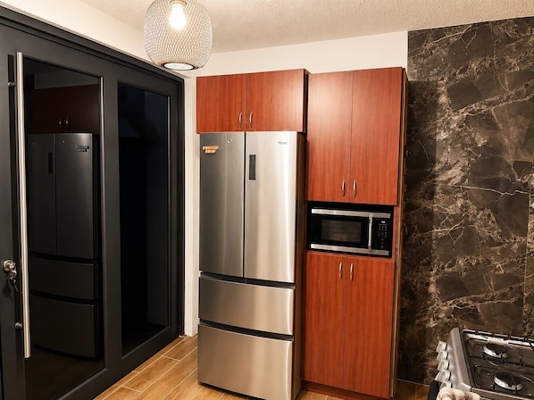 Cafetera y tetera, refrigerador, microondas y horno