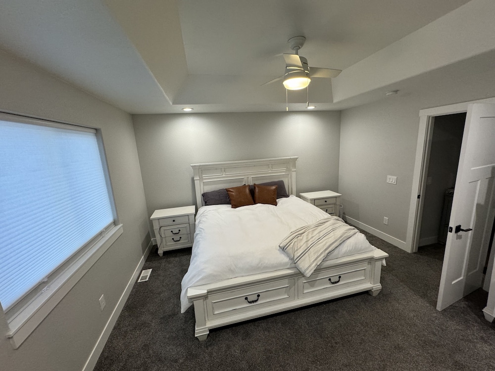 Clean House w/ Firepit + Car Rental/airport shuttle available upon