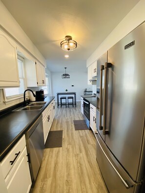 Refrigerador, microondas, horno y parrilla de estufa 