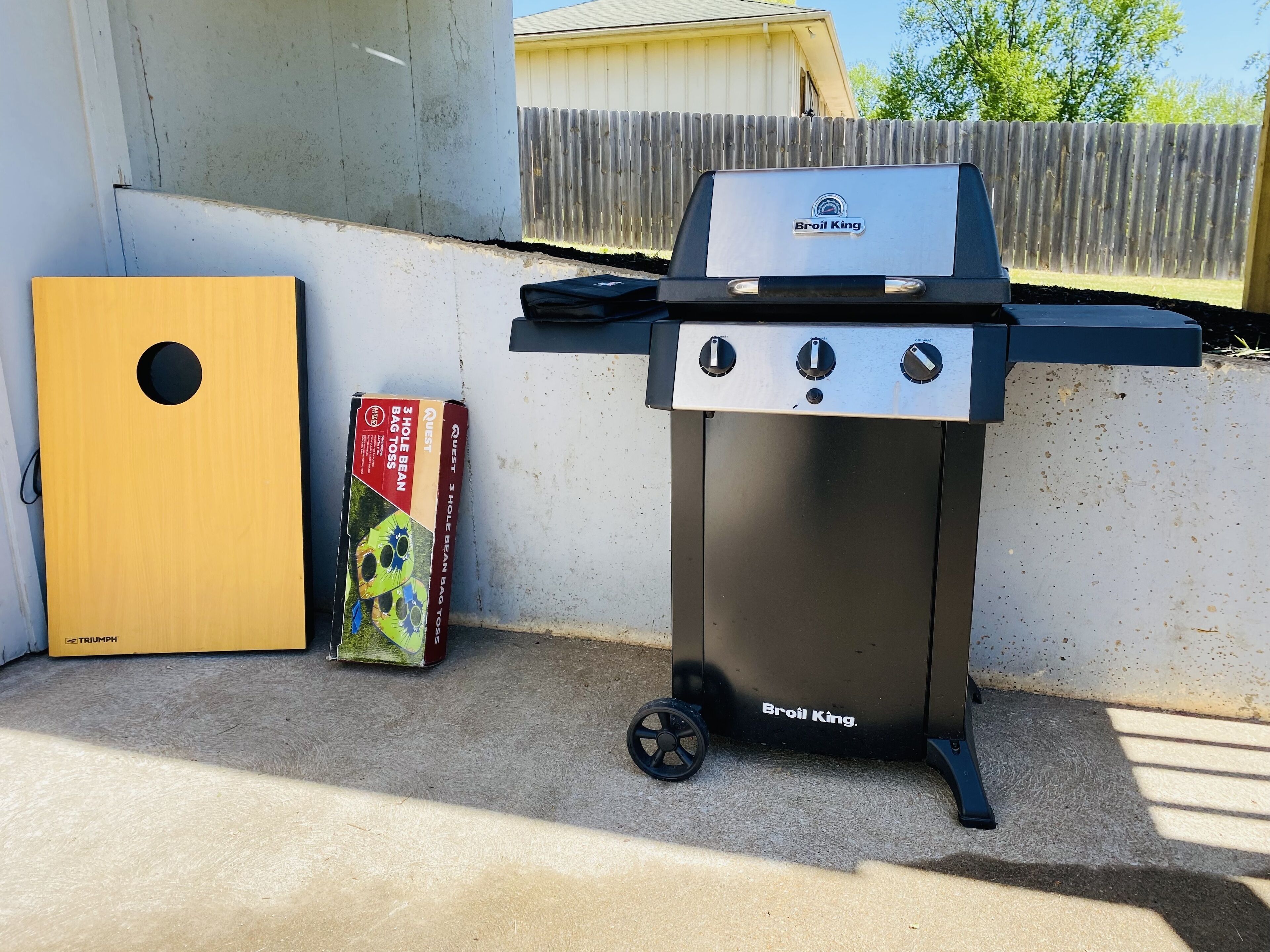 Un barbecue Broil King portatif, doté de trois brûleurs, d’une étagère latérale et de roues pour faciliter son déplacement.