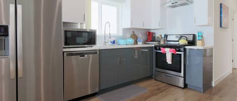 Refrigerador, microondas, horno, placa de cocina